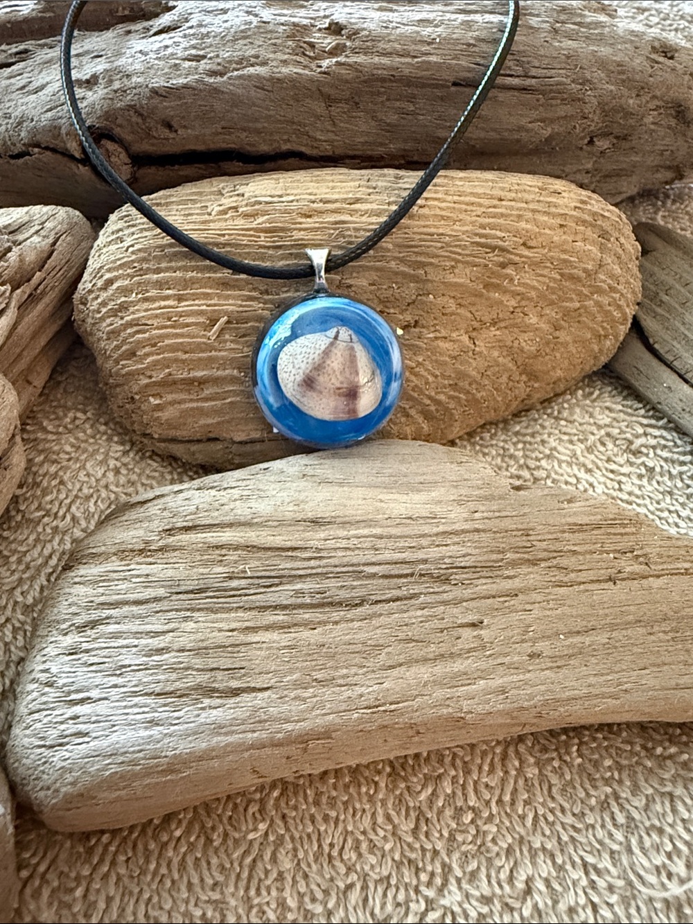 Hand Crafted Blue and White Shell Pendant Necklace Set in Resin